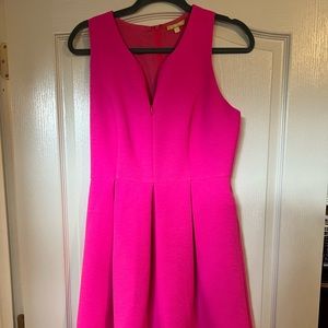 Gianni Bini size medium pink dress! EEUC zipper at the chest. Vneck!